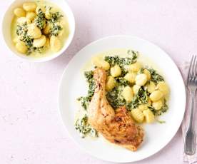 Hähnchenkeulen mit Spinat-Parmesan-Sauce und Gnocchi