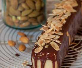 Rollito de mazapán bañado en chocolate