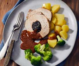 Schweinerücken mit Trockenpflaumen gefüllt (Schab ze śliwką)