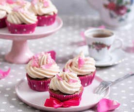 Financiery orzechowe z malinami