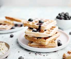 Waffles vegan com molho de chocolate