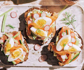 Tartine nordique à la truite fumée et aux crudités (Smørrebrød)