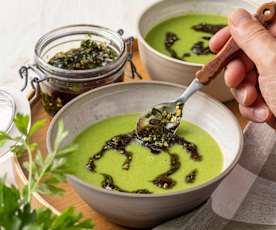Erbsensuppe mit Kürbiskernpesto