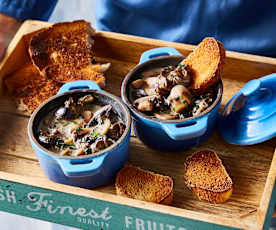 Cassolette d’escargots et champignons sautés – tartine de pain grillé