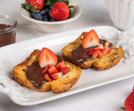 Torrijas con leche condensada y salsa de chocolate negro