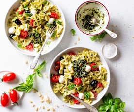 Ensalada italiana de pasta con pesto