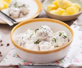 Pulpety z białej kiełbasy w sosie śmietanowo-chrzanowym
