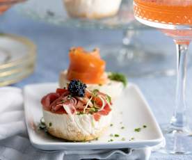 Aardbeien en champagne cocktail met hartige mini kaaskoekjes