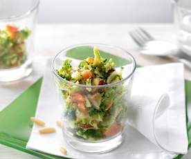 Salada de brócolos, pimento e pinhão