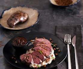 Pierś z kaczki z sosem z czerwonego wina, purée selerowo-kalafiorowe