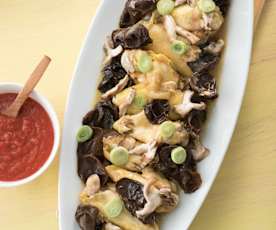 Alitas de pollo al vapor con setas chinas