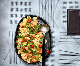 Farfalle-Salat mit Garnelen und Erbsen