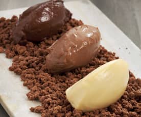 Mousse de três chocolates com crocante de cacau
