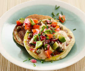 Kartoffel-Blinis mit Tomaten-Avocado-Salsa und Meerrettichdip