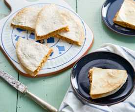 Quesadilha de frango e mozarela