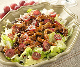 Ensalada templada con pollo, uvas y pasas