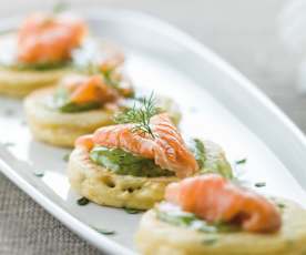 Blinis com tomilho limão e salmão marinado