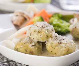 Käseknödel mit lauwarmem Gemüsesalat