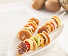 Brochetas de tortitas y frutas