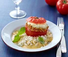 Pomodori ripieni e riso al vapore con salsa anacardi e basilico