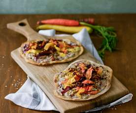 Roggenflammkuchen mit Blauschimmelkäse und Karotten