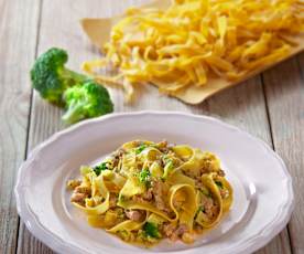 Tagliatelle di farina di lenticchie, broccoli e salsiccia