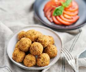 Bolinhas de carne, salada de tomate e coentros