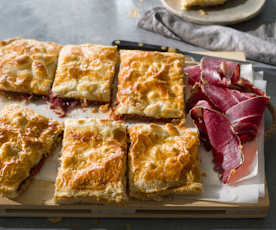 Empanada de hojaldre con pimientos confitados, cecina y queso de cabra