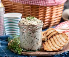 Pasta z kurczaka z jajkiem i korniszonem