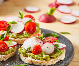 Tostadas de arroz con aguacate y garbanzo