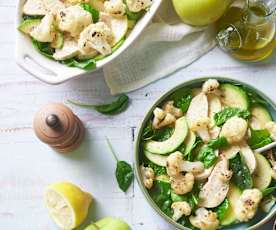 Ensalada de pollo, manzana, coliflor y aguacate