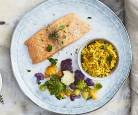 Filetti di salmone, riso basmati e contorno di cavolfiore