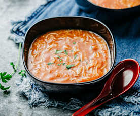 Sopa de tomate y fideos
