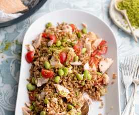 Salada de espelta com salmão, edamame e tomate-cereja