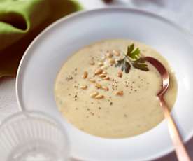 Cremesuppe von Knollensellerie mit Chili