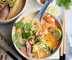 Soupe thaïe tomyum aux spaghetti de courgette