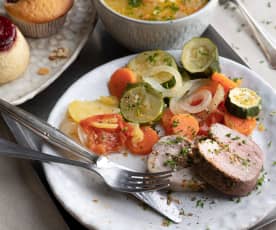 Menú: Sopa de verduras con pasta. Paleta de cerdo rellena y verduras. Pudines y muffins