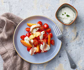 Insalata di pomodorini e pesche con crema di burrata e acciughe