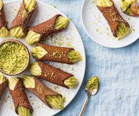 Cannoli al cacao con crema pastelera de pistacho