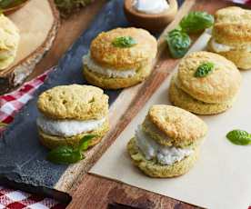 Scones salati al basilico e crema di ricotta