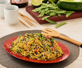 Fideos chinos con curry y vegetales 