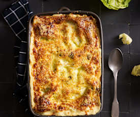 Lasanha verde de bacalhau com couves e béchamel de alho assado