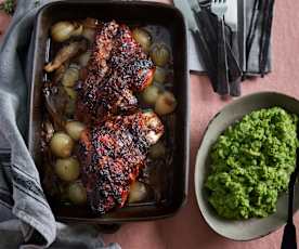 Pernil de porco com cebolinhas, cogumelos e esmagada de ervilhas e espargos