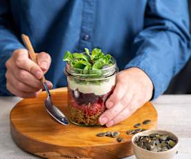 Sałatka z szarpanym kurczakiem, kaszą jęczmienną i burakami