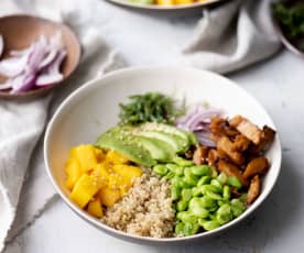 Poke bowl au quinoa et au seitan
