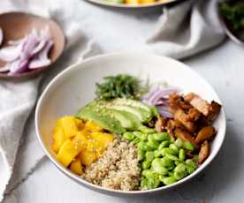 Poke di quinoa e seitan