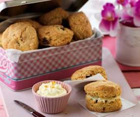 Scones de passas com creme de laranja