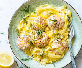 Boulettes de saumon, tagliatelle et sauce citron-aneth