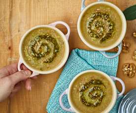 Minestra di porri e farro con pesto alle noci