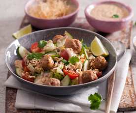 Sałatka azjatycka z klopsikami